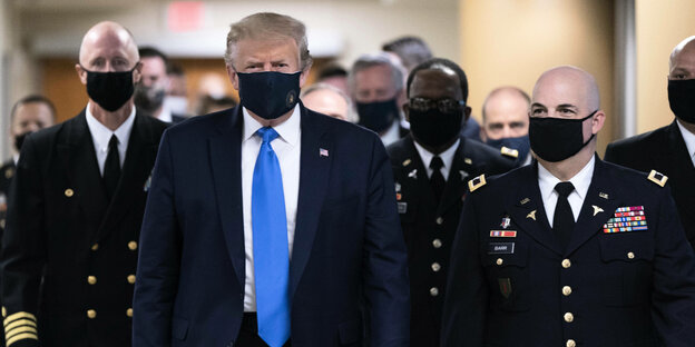 Präsident Trump und Militärs mit Maske.