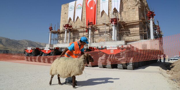 Ein Schaf steht vor einem jahrtausendealten Badehaus im kurdischen Teil der Türkei