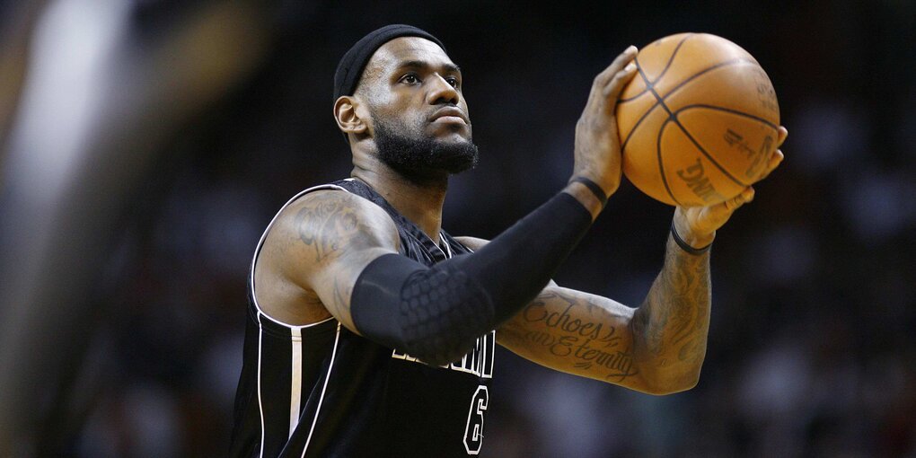 Basketball-Superstar LeBron James beim Freiwurf