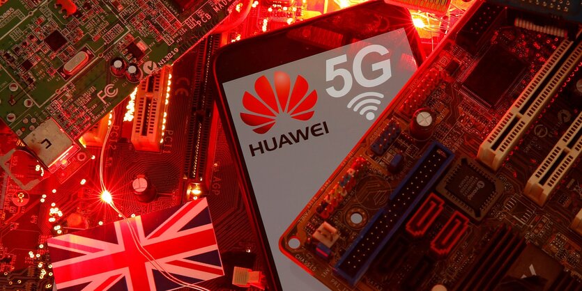 Die britische Fahne und ein Smartphone von Huawei auf einem PC-Motherboard