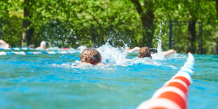 Freibad-Bahn mit Bäumen im Hintergrund