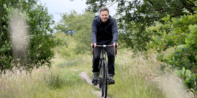 Habeck auf einen Fahrrad.