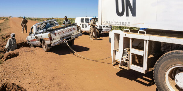 Ein UN-Fahrzeug zieht einen Pick-up.