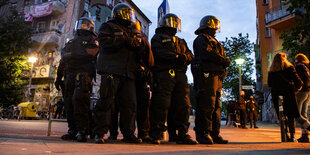 Polizisten auf dem Dorfplatz