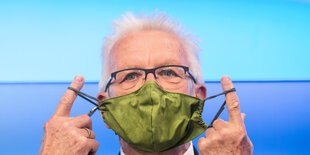 Ministerpräsident Kretschmann mit Mundschutz.