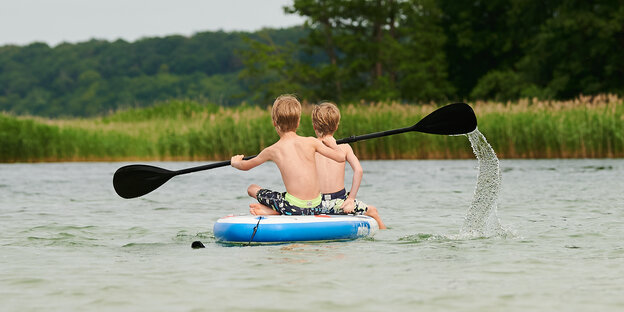 Zwei Kinder paddeln auf dem Werbellinsee auf dem Berolina Campingplatz