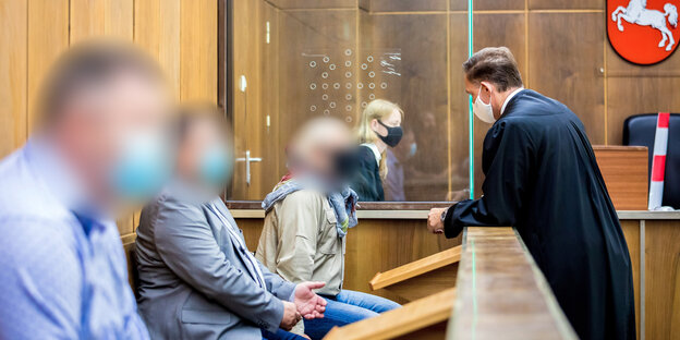 Drei der vier Angeklagten auf der Anklagebank im Landgericht Hannover
