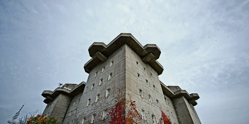 Türme des Felstraßenbunkers von unten.