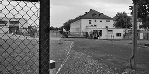 Die Pforte des umzäunten Ankerzentrums in Schweinfurt