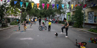 Temporäre Spielstraße in der Anzengruber Straße in Berlin Neukölln.