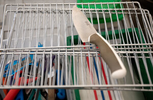 Ein großes Messer in Detailaufnahme aus der Aktionsküche von Wam Kat Ein großes Messer in Detailaufnahme aus der Aktionsküche von Wam Kat