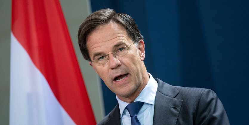 Ministerpräsident Rutte bei einer Pressekonferenz