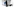 Ein Polizist steht in einem Zimmer aus gittern, ein Stuhl ist umgeworfen