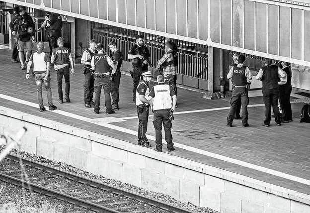 Viele Polizisten stehen auf einem Bahnsteig Viele Polizisten stehen auf einem Bahnsteig