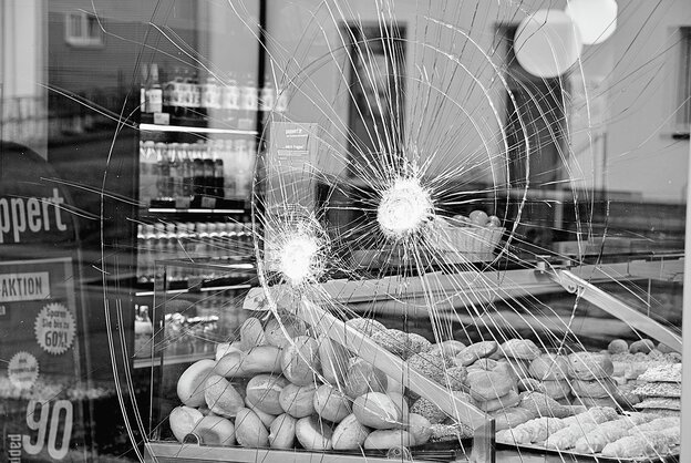 Ein Fenster mit zwei Sprüngen durch Schüsse Ein Fenster mit zwei Sprüngen durch Schüsse