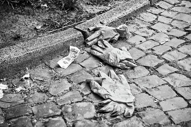 Handschuhe liegen auf Pflasterkleinstein Handschuhe liegen auf Pflasterkleinstein