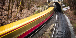 eine S-Bahn fährt durch einen Tunnel