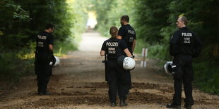 PolizistInnen in einem Wald.