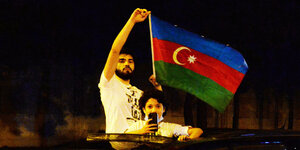 Zwei Aserbaidschaner protestierten mit Flagge