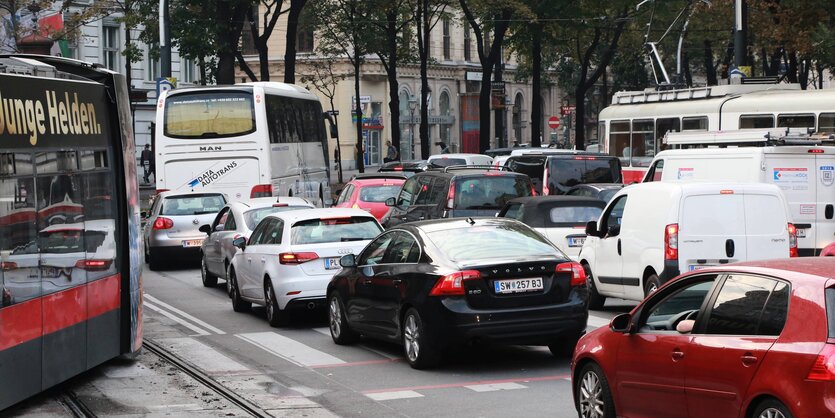 Stau mit Autos und Starßenbahnen.