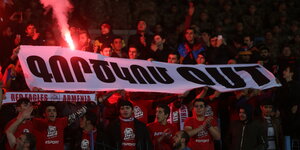 Fans halten im Stadion ein Protestplakat gegen die Verbandsführung in die Höhe