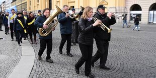 Blaskapelle auf dem Odeonsplatz.