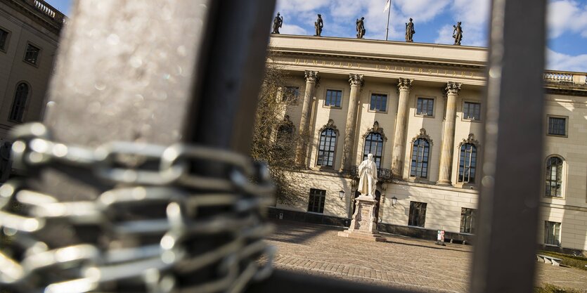 Das Eingangstor zur Humboldt Universität ist mit Ketten abgeriegelt.