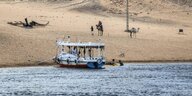 Eine Fähre schaukelt am Ufer des Nils in Assuan Ägypten
