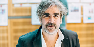 Portrait von Deniz Yücel.