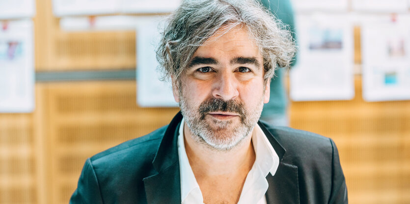 Portrait von Deniz Yücel.