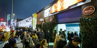 Abendliches junges Publikum vor der Markthalle