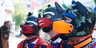 Ende Juni 2020: Teilnehmer der «Pride Berlin: Save our Community, Save our Pride» tragen Nasen-Mund-Schutz in Form einer Hundemaske.