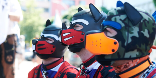 Ende Juni 2020: Teilnehmer der «Pride Berlin: Save our Community, Save our Pride» tragen Nasen-Mund-Schutz in Form einer Hundemaske.