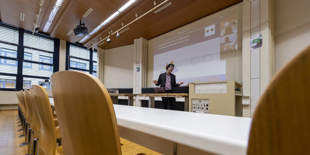 Lausanne: EPFL-Professor Jean-Philippe Thiran hält auf dem Campus der Ecole Polytechnique Federale de Lausanne, EPFL, eine Videokonferenz-Vorlesung für seine Studenten vor den leeren Plätzen im Hörsaal