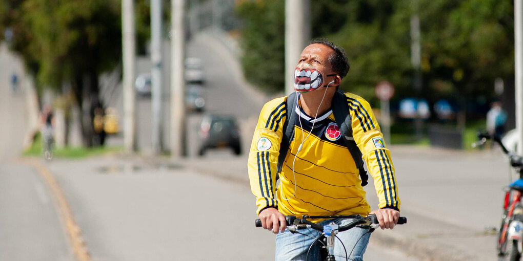 Ein Radfahrer mit Maske.