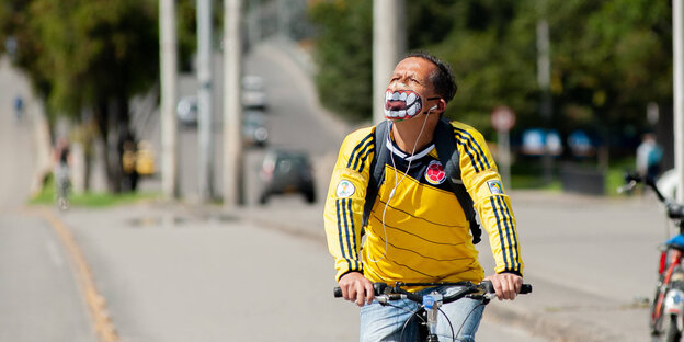 Ein Radfahrer mit Maske.