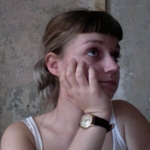 Studentin Veronika Schweighoferová im Selbstporträt, sie guckt verträumt Studentin Veronika Schweighoferová im Selbstporträt, sie guckt verträumt