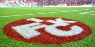 Vereinslogo des 1. FC Kaiserslautern auf Rasen