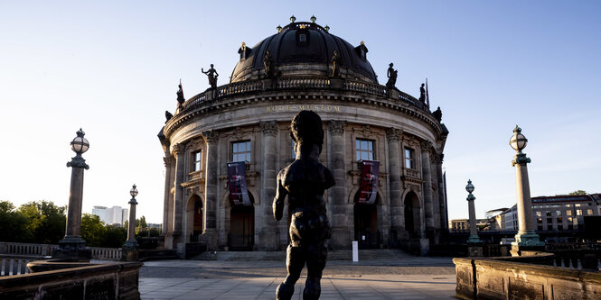 Das Bode-Museum mit der Skulptur «Hektor» (von hinten) von Markus Lüpertz ist im Licht der aufgehenden Sonne zu sehen