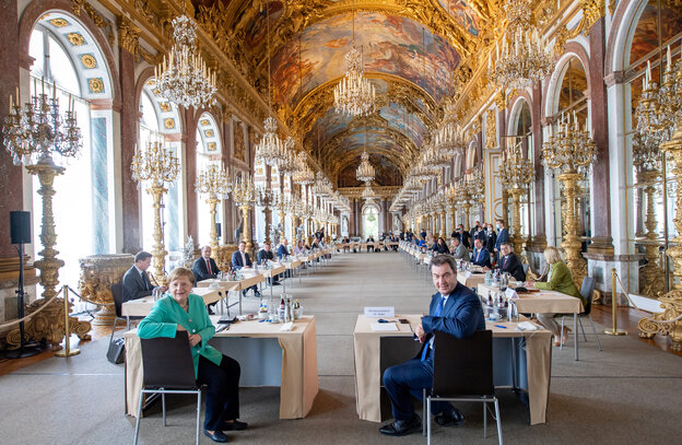 Merkel und Söder in einem sehrgroßen Saal. Merkel und Söder in einem sehrgroßen Saal.