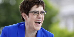 Verteidigungsministerin Annegret Kramp-Karrenbauer lacht.