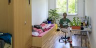 Asmelash Dagne sitzt in seinem Zimmer im Cottbuser Studentenwohnheim