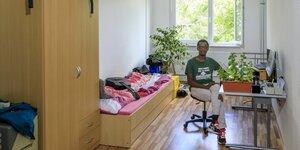 Asmelash Dagne sitzt in seinem Zimmer im Cottbuser Studentenwohnheim