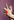 Die Hände von Reyhan Şahin. Sie formen eine Pistolze. Reyhan Şahin hat rote Fingernägel.