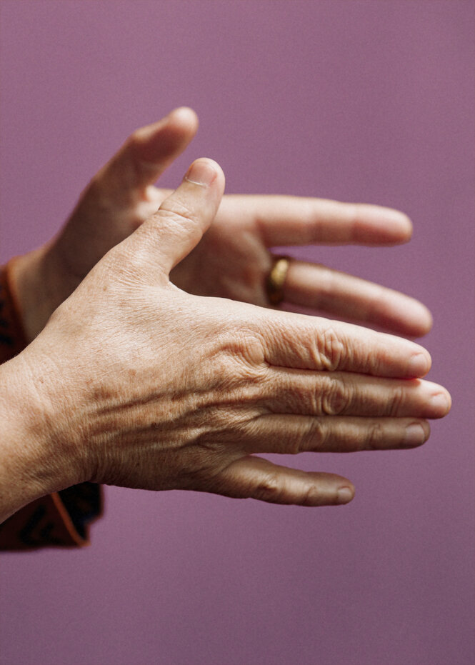 Die Hände von Berit Brockhausen. Die Fingerspitzen berühren sich fast. Sie trägt einen Ring an der linken Hand.