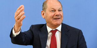 Olaf Scholz gestikuliert bei einer Pressekonferenz.