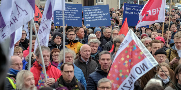 Demonstranten mit Bannern und Plakaten auf einer Demonstration für die Pressefreiheit in Hannover im November 2019