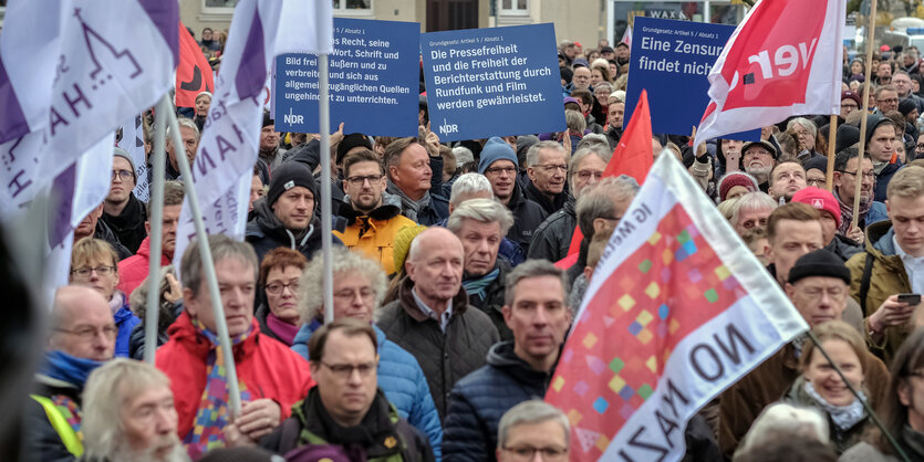 Demonstranten mit Bannern und Plakaten auf einer Demonstration für die Pressefreiheit in Hannover im November 2019