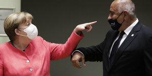 Angela Merkel zeigt mit dem Finger auf Bulgarien Premier Boyko Borissov
