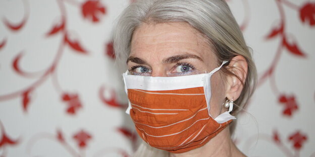 Psychologin Petra Muth mit Maske Psychologin Petra Muth mit Maske